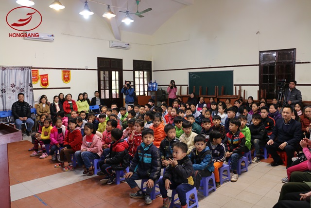 Chiều 06/02, Công ty Cổ phần Sản xuất và Thương mại Hồng Bàng cùng Hệ thống IMC đã tổ chức chương trình thiện nguyện Tết ấm áp – Xuân yêu thương cho các em nhỏ tại làng trẻ em SOS Việt Trì