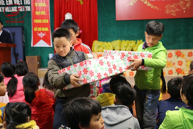 Công ty Cổ phần Sản xuất và Thương mại Hồng Bàng cùng Hệ thống IMC đã tổ chức chương trình thiện nguyện Tết yêu thương cho các em nhỏ tại làng trẻ em SOS Việt Trì
