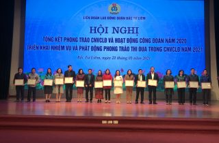 Ban chấp hành công đoàn Công ty Hồng Bàng nhận khen thưởng
